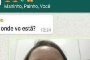 Garota estava no banheiro e envia foto por engano para o grupo da família, imagem vaza na web e reação é hilária