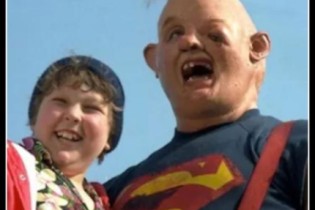 Os Goonies: Veja o antes e depois do elenco do clássico dos anos 80