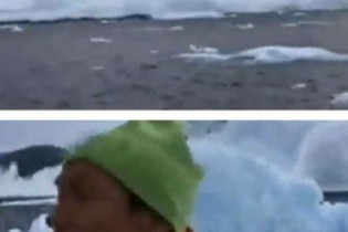 Iceberg gigante quebra causando ondas imensas que quase atinge um pequeno barco