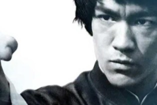 Mais de 90 repetições! Conheça o treino de abdominais do ator Bruce Lee