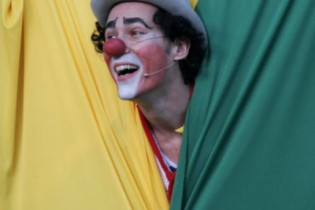 CCBB BH comemora Dia do Circo e do Teatro com a peça “Antes solo do que malacompanhado”