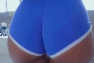 Bunda deliciosa sugando a rola para dentro