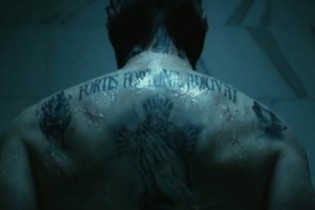 Qual é o significado da frase da tatuagem nas costas de Keanu Reeves em ‘John Wick 4'?