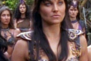 Atriz de ‘Xena: A Princesa Guerreira’ aparece cantando em vídeo raro do passado