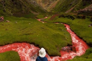 O rio vermelho sangue de Cusco no Peru