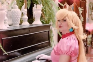 Peach dá o troco e responde Bowser em música produzida por cosplayer brasileira