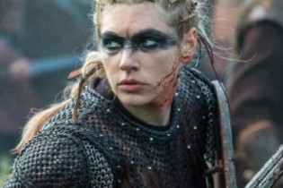 Atriz que interpretou a Lagertha em ‘Vikings’ é mais velha do que os fãs imaginam