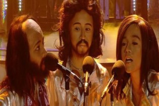 Esses garotos fazendo cover dos Bee Gees será a melhor coisa que você verá hoje