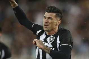 Botafogo vence o clássico com o Fluminense e mantém a liderança do Brasileirão 2023