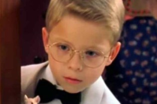 Ator mirim do filme ‘O Pequeno Stuart Little’ surge bem diferente aos 32 anos