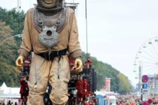 Teatro de rua com marionetes gigantes