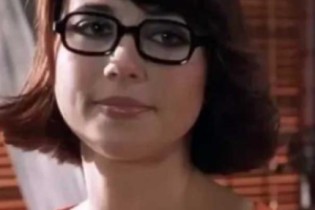 Veja como está atualmente a Velma, paixão de muitos jovens fãs de ‘Scooby-Doo’ nos anos 2000