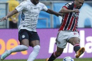 Grêmio vence o São Paulo e entra no G4 do Brasileirão