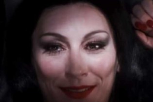 Atriz que interpretou Morticia Addams em ‘A Família Addams’, em 1991, reaparece aos 71 anos em vídeo