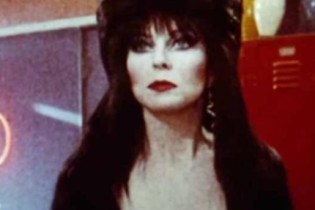 Lembra dela? Atriz do filme ‘Elvira: A Rainha das Trevas’ reaparece aos 71 anos