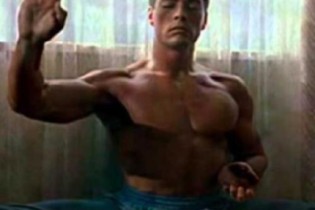 Filha de Jean-Claude Van Damme mostra que puxou o pai e exibe flexibilidade no Instagram