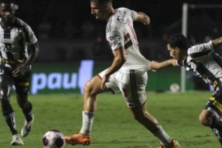 São Paulo vence o Santos de goleada e entra no G4 do Brasileirão