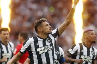 Botafogo vence o Coritiba de goleada e conquista o primeiro turno do Brasileirão 2023