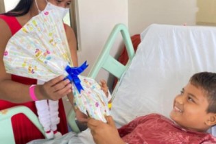 Crianças internadas recebem visita especial do Papai e Mamãe Noel no Hospital Vera Cruz