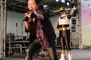 Diogo Miyahara cantando músicas tema de abertura de animes e séries dos anos 90 no Festival do Japão. Confira!
