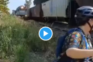 Mulher tenta tirar “selfie” mas é atropelada por trem