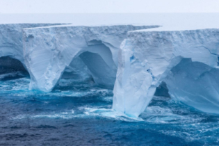 O maior iceberg do mundo e suas impressionantes cavernas esculpidas pela erosão