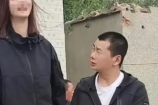 Chinesa de 2,26 metros de altura tem dificuldade para encontrar um namorado