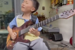 Garoto tocando guitarra como adulto viraliza na web