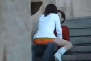 Flagra do casal safado transando na escada em publico